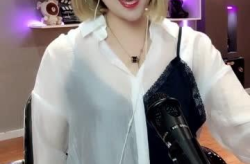 一个短发打DJ小姐姐,动感旋律下的时尚魅力