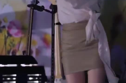 短发长腿唱歌小姐姐图片,她用歌声点亮舞台